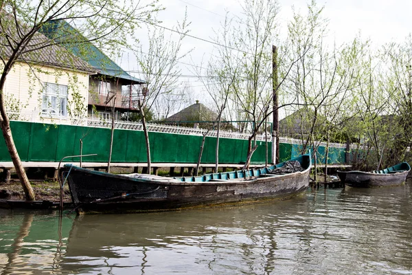 Río Danubio y barco pesquero cerca de la orilla en un día de primavera . Imagen de stock