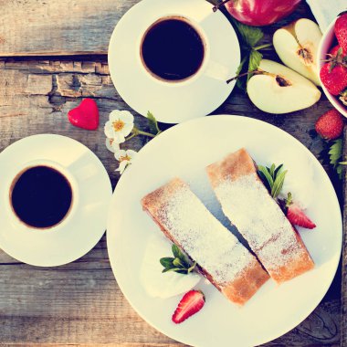 Elma ve çilekli turta