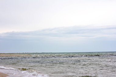 Yaz deniz manzarası. Deniz, dalgalar ve güzel gökyüzü