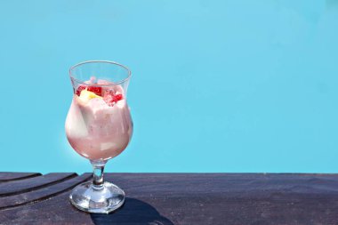 Yaz tatlı süzme peynir ve çilek ile. Berry tiramisu.