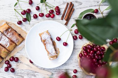 Strudel kiraz ve çikolata ile