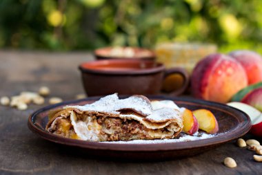 Strudel şeftali, elma ve fıstık ile