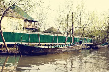 Tuna Nehri ve balıkçı teknesi bir bahar gününde kıyıya yakın. 
