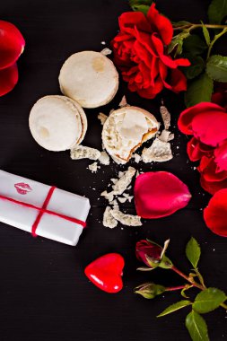 Beyaz macarons, kırmızı gül, hediye