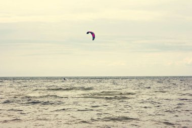 Kitesurfing dalgalar deniz