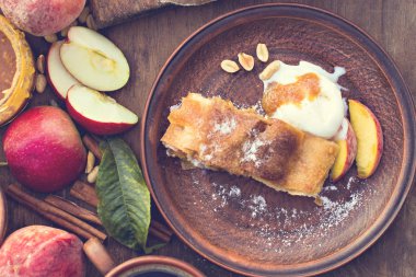 Strudel şeftali, elma ve fıstık ile