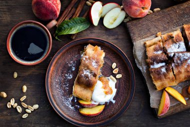 Strudel şeftali, elma ve fıstık ile