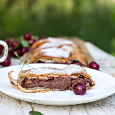 Strudel kiraz ve çikolata ile