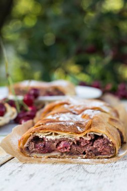 Strudel kiraz ve çikolata ile