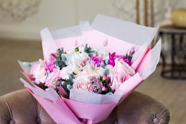 Güzel buket pembe kağıt ambalaj. Gül ve diğer hassas güzel çiçekler.