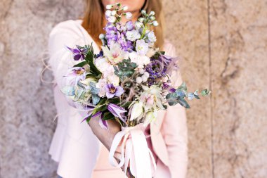 Narin çiçekler ile güzel bir buket. Pembe-beyaz-mor buket. Kadın elinde gelin buketi