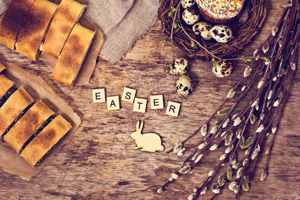 Natura morta di Pasqua. Torta di Pasqua, uova, coniglietto di Pasqua, biglietto di Pasqua — Foto Stock