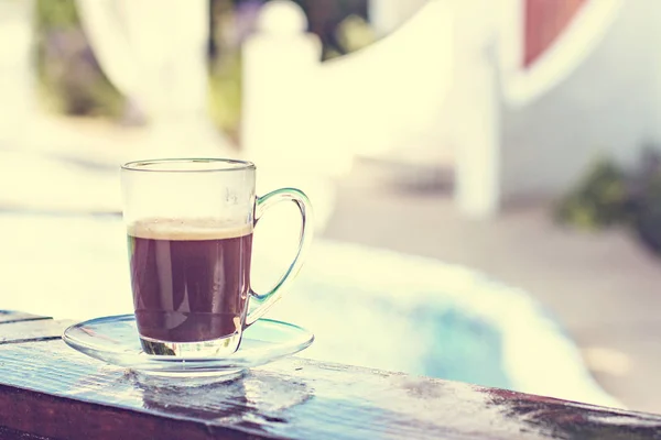 Una taza de espresso y una piscina al fondo. Café matutino. Desayuno de verano . — Foto de Stock