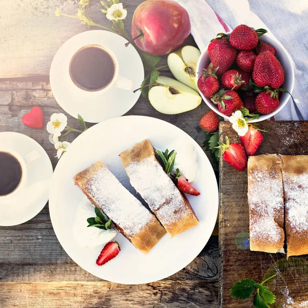 Strudel di mele e fragole — Foto Stock