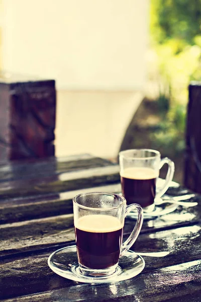 Twee kopjes espresso op een donkere houten tafel. Koffie in de ochtend. — Stockfoto