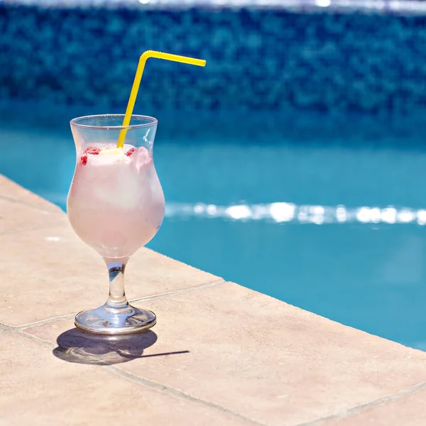 Summer cocktail on the background of the pool. Pina colada, milk cocktail, berry cocktail. — Stock Photo, Image