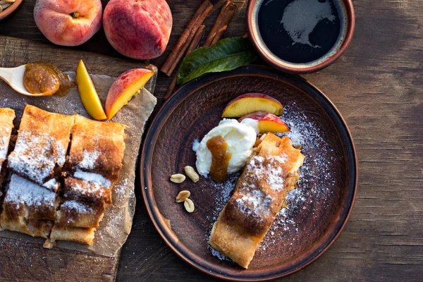 Strudel met perziken, appels en pinda 's — Stockfoto