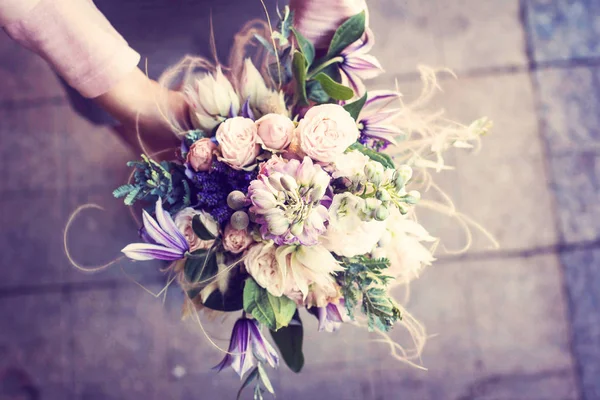 美丽的花束与精致的花朵。粉红白色紫色花束。女性手中的新娘花束 — 图库照片