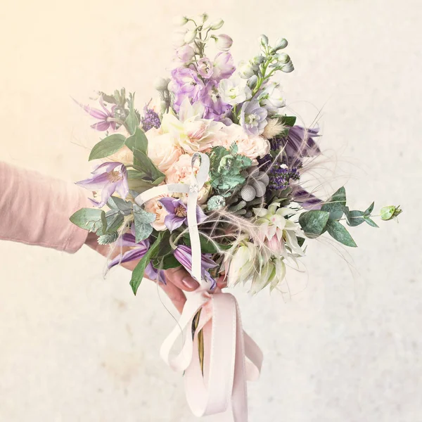 Гарний букет з ніжними квітами. Букет рожево-біло-фіолетовий. Весільний букет у жіночих руках — стокове фото