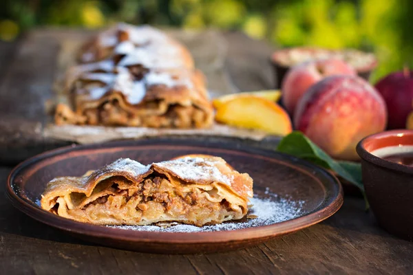 Strudel con melocotones, manzanas y cacahuetes Fotos de stock libres de derechos