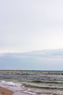 Yaz deniz manzarası. Deniz, dalgalar ve güzel gökyüzü