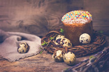 Paskalya tablo. Paskalya masa dekorasyonu, turta, yumurta, Paskalya kek, tavşan, mühürler, Bahar buket. 