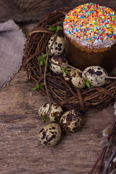 Naturaleza muerta de Pascua. Pastel de Pascua, huevos, conejo de Pascua, tarjeta de Pascua — Foto de Stock