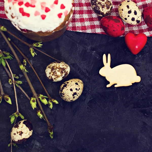 Mesa de Pascua. Decoración de mesa de Pascua, pasteles, huevos, pastel de Pascua, conejo, sellos, ramo de primavera . — Foto de Stock