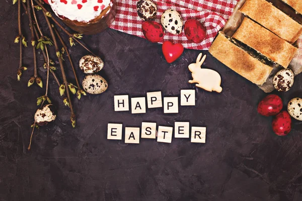 Velikonoční stůl. Velikonoční stolní dekorace, paštiky, vejce, Velikonoční dort, králík, těsnění, jarní květy. — Stock fotografie