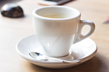 Bir fincan kahve bir kafe ve bir kızın eller.