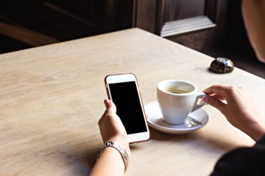 Kadının elinde cep telefonu