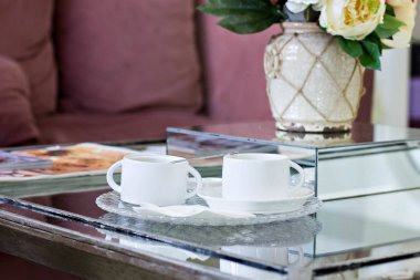 Bir fincan kahve bir kafe ve bir kızın eller.