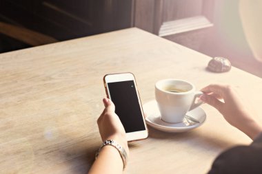 Kadının elinde cep telefonu