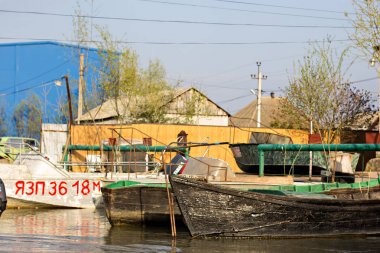 Tuna Nehri ve balıkçı teknesi bir bahar gününde kıyıya yakın. 