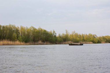 Tuna Nehri 'nin manzarası. Tuna Nehri. Güzel gökyüzü ve nehir.