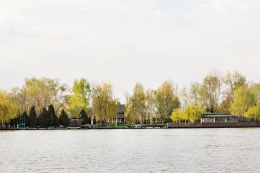 Tuna Nehri 'nin manzarası. Tuna Nehri. Güzel gökyüzü ve nehir.