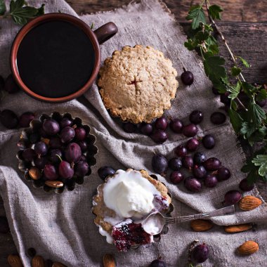 bektaşi üzümü turtası. rustik tarzı.