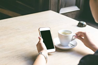 Kadının elinde cep telefonu