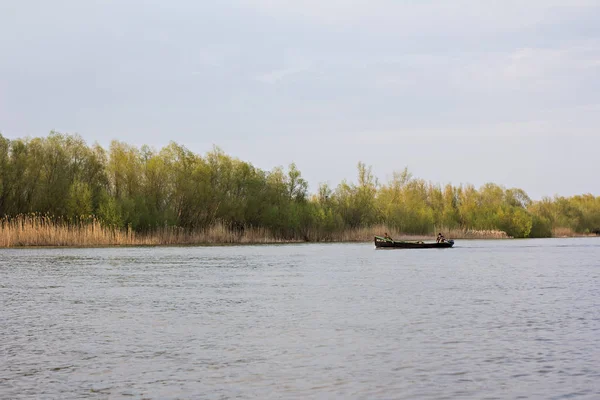 Tuna Nehri 'nin manzarası. Tuna Nehri. Güzel gökyüzü ve nehir.