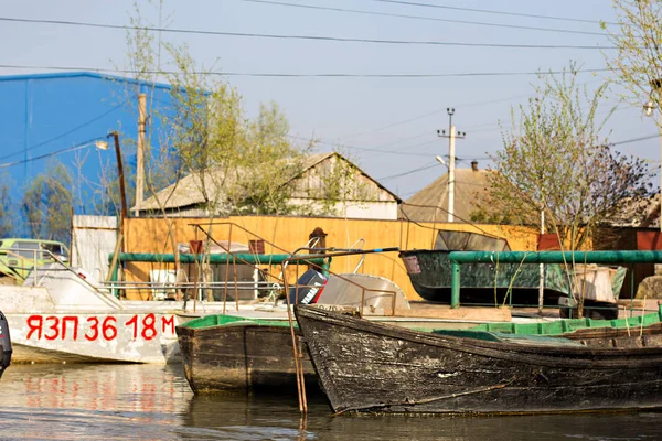 Río Danubio y barco pesquero cerca de la orilla en un día de primavera . Fotos de stock libres de derechos