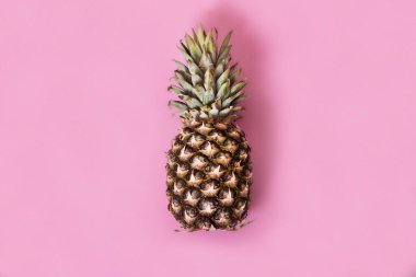 Pembe arka planda ananas
