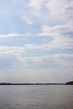 Tuna Nehri 'nin manzarası. Tuna Nehri. Güzel gökyüzü ve nehir.