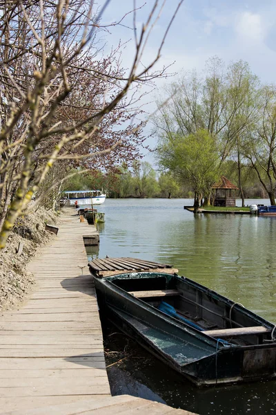 Река Дунай и рыбацкая лодка у берега в весенний день . — стоковое фото
