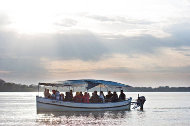 Vilkovo, Ukrayna - Nisan 2018: Tuna Deltası'nda suda turistik tekne, Vilkovo, Ukrayna