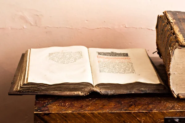 Livros eslavos religiosos antigos com textos antigos em museu histórico — Fotografia de Stock