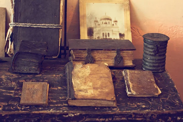 Oude religieuze Slavische boeken met oude teksten in historisch museum — Stockfoto