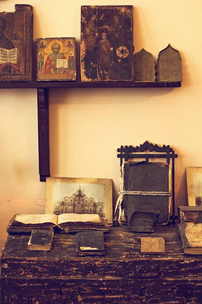 Gamla religiösa slaviska böcker med antika texter i det historiska museet — Stockfoto