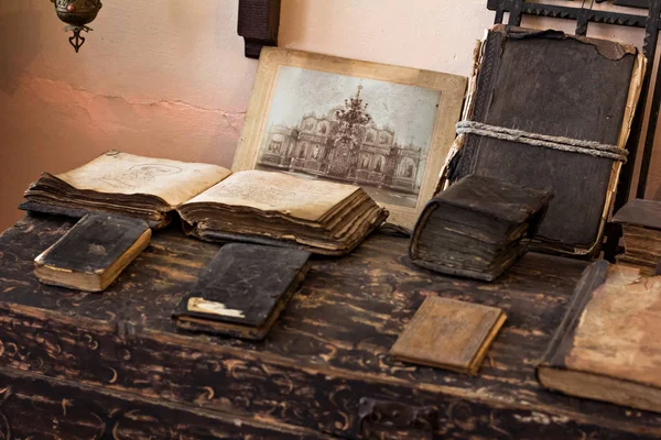 Vieux livres religieux slaves avec des textes anciens dans le musée historique — Photo