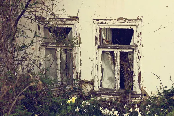 A fachada de uma casa muito antiga. Casa abandonada. Janelas antigas . — Fotografia de Stock