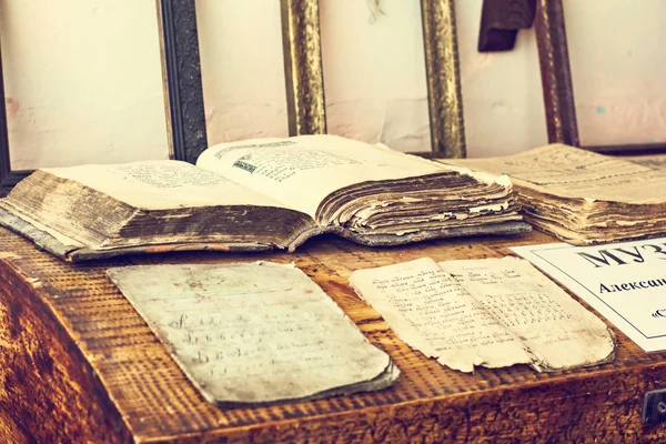 Libros eslavos religiosos antiguos con textos antiguos en el museo histórico — Foto de Stock